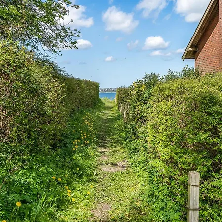 3 Bedroom Nice Home In Middelfart Hébergement de vacances *